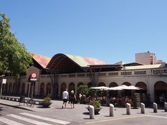 ライエタナ通りをそのまま歩くと、市場発見！

サンタ・カタリーナ市場です。

外観をみて、これが市場かい？？と驚くほどのきれいさ。

リニューアルされたようです。
