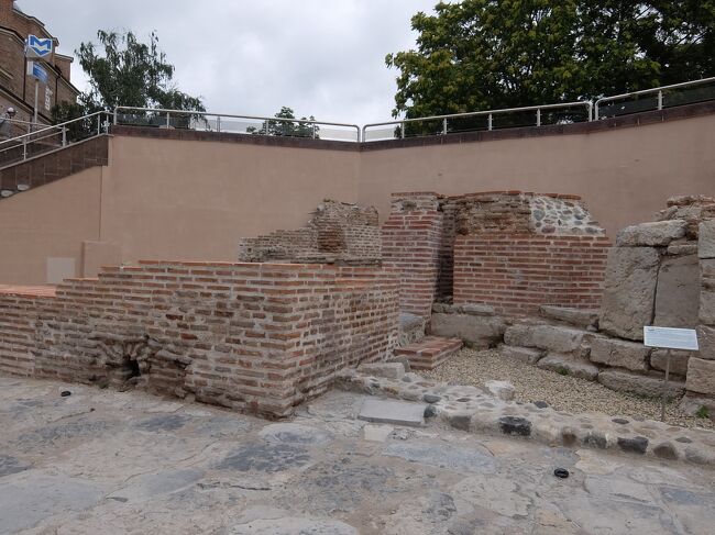 いくつかピックアップしてみます。<br /><br />これは浴場跡。<br />見てお気づきの通り、そこそこ修復されている感じ。<br /><br />内部は大理石のタイルだったようですが残っていません。