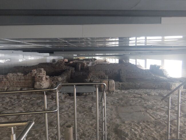 駅の構内にも遺跡跡が見えましたが、中には入れませんでした。