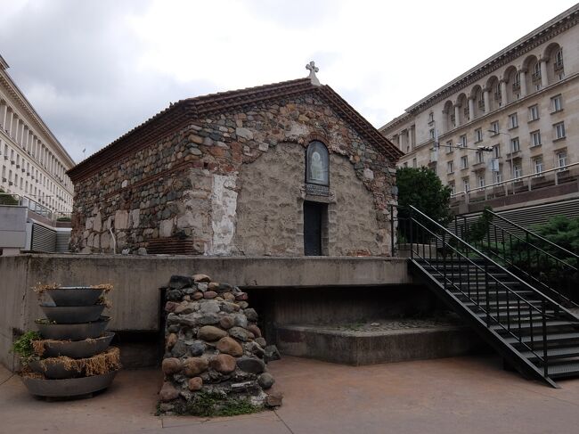 11:01<br /><br />駅の出入り口付近にあるのが聖ペトカ地下教会。<br />写真を撮っているのは遺跡エリアと同じで道路より一段下のため、あまり地下っぽく見えませんが。。<br /><br />14世紀、オスマン時代に建てられたもの。<br />イスラム全盛期にキリスト教の教会を建てたのはさぞかし大変だったことでしょう。。<br /><br /><br />聖ペトカ地下教会<br />見学自由（なはず）