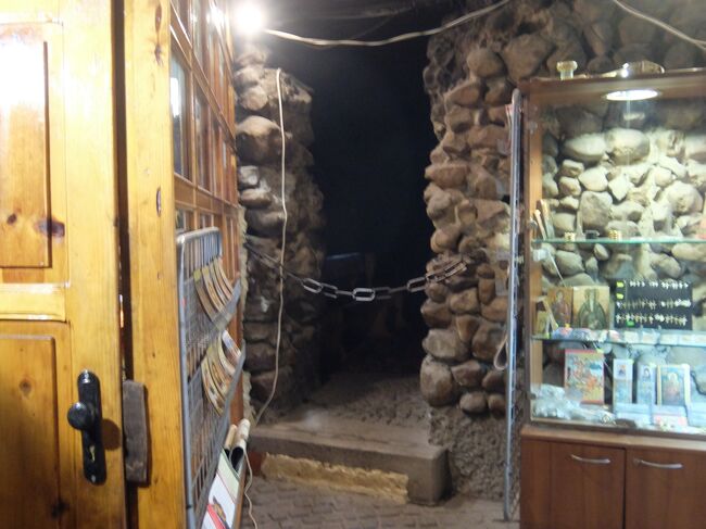 中に入ってみると、薄暗く、洞穴のような雰囲気。<br /><br />この時は柵がされて中には入れず、翌日再チャレンジしたのですが結局入れずじまいでした。。<br /><br />もしかしたら「見学自由」じゃないのかも。