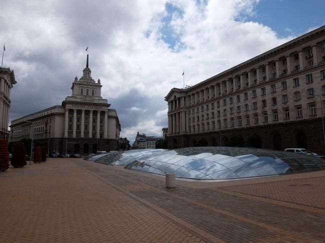 半地下エリアから地上エリアに戻ってきました。<br />左寄り正面の建物が旧共産党本部です。<br /><br />しかし、気になるのは道を蓋するドームみたいなもの。。