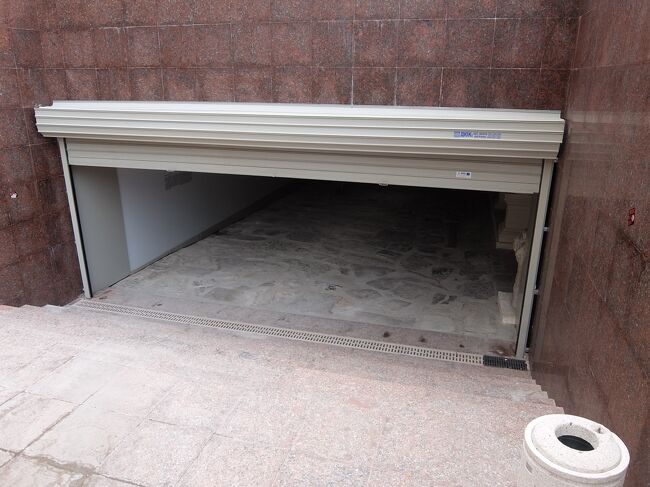 あれが何なのかは旧共産党本部前にある再び地下道へつながる出入り口を入ってみるとわかります。