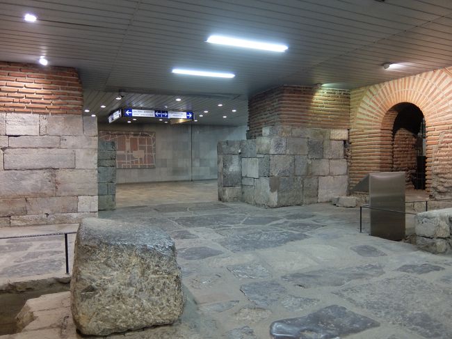 なんとここにも遺跡跡が！<br />地下道の一部と化しています。。