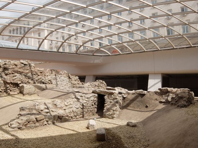 さっきの屋根の下はこのようになっているのでした。<br /><br />風が通り抜けないので暑い！