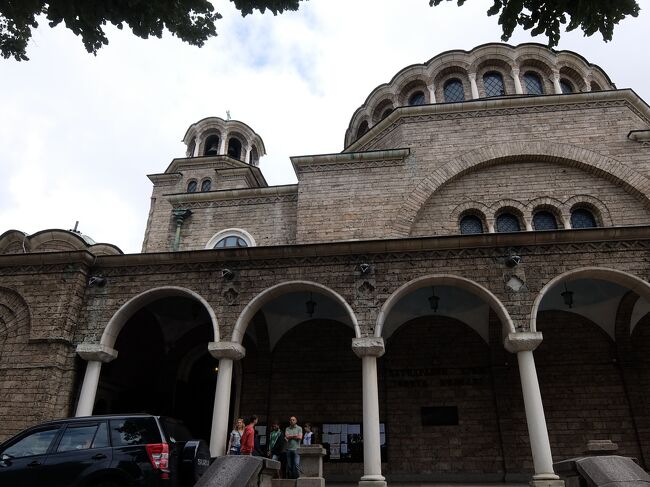 11:26<br /><br />地下道を通り抜けマリア・ルイザ通りに戻り、お次は聖ネデリャ教会にやってきました。<br /><br />大きすぎてうまく写真が撮れない！！<br /><br /><br />聖ネデリャ教会<br />見学自由<br />カメラ撮影代　BGN 5