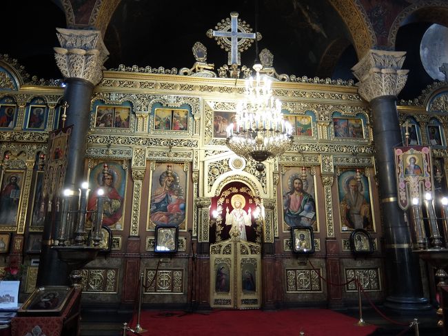 イコノスタシスは金色でまとめられています。<br />中央上の十字架にはイエスの磔刑の様子が描かれています。