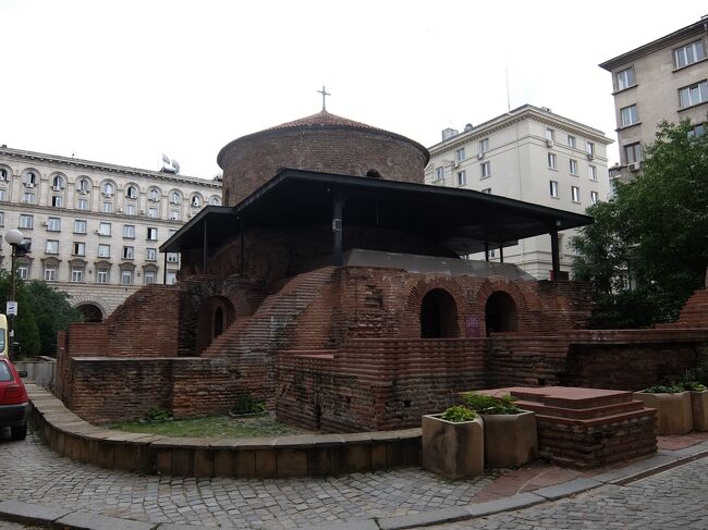 11:43<br /><br />すぐそばにある聖ゲオルギ教会へ。<br />4世紀ごろローマ時代に建てられたものでソフィア最古の教会だそうです。<br />さっきの遺跡と同じ時代と考えるとすごいですね。<br /><br />建物に囲まれていてまるで中庭にあるみたい。。<br /><br /><br />聖ゲオルギ教会<br />見学自由