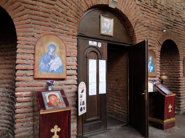 この教会は内部撮影禁止でした。。<br />そして入口に行動派の物乞いがいて非常にうっとうしい。。<br /><br />入口のパネルには日本語でこんなことが書いてありました。<br />「本聖堂のお土産物をお買い求めくださいますと神様の祝福を受けると共に文化遺産の保存にご協力をくださることになります」<br /><br />イタリア語やスペイン語でも書いてありましたが、入場料は不要だけどお土産1個くらい買っていってねということのようです。