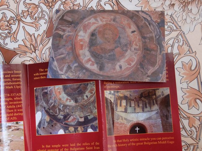 というわけでお買い上げ！<br />パンフレットと絵葉書です。<br />天井のフレスコ画や、内部の雰囲気がわかるでしょうか。<br /><br />内部はとても小さく円形になっており、屋根が円錐型のドームになっていました。<br />茶色い木製のイコノスタシスの中央はカーテン付でその奥では司祭と思しき人がお祈りしていました。<br />実質的に見学できる聖所エリアは円の半分弱ほどです。<br /><br />某歩き方によればフレスコ画は10～14世紀のものだそうですが、相当ぼんやりしていて歴史を感じさせます。<br /><br />パンフレットには、セリム1世の時代にモスクに転用されキリスト教の壁画の上にイスラム様式としていたようで、ブルガリア復帰後の修復時に3層の絵を発見したとのこと。<br /><br />小さいけど、苦難の歴史がつまった教会だったわけですね。。<br />アーメン。<br /><br /><br />パンフレット　BGN 2<br />絵葉書　BGN 2
