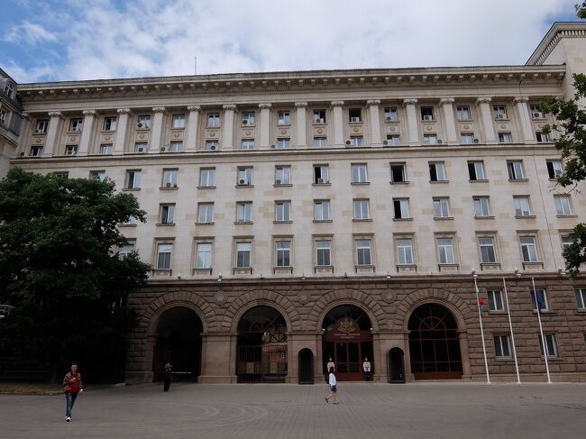 教会を取り囲む建物は、ホテルや省庁などが入っているのですが、その一角は実は大統領府だったりします。。<br /><br />兵士が二人並んでいるところにはブルガリア共和国大統領と書いてあります。