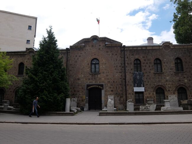 12:03<br /><br />大統領府の目と鼻の先には考古学博物館がありました。<br />月曜日でしたが、ここは開いていました。よかった。。<br /><br /><br />国立考古学研究所付属博物館<br />BGN 10