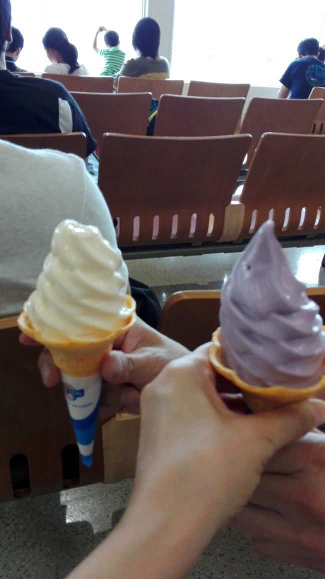 早速、ブルーシールでバニラと紅イモのソフトクリームGET。