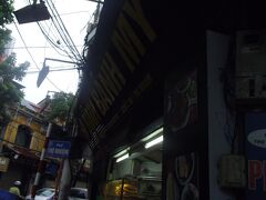 カミサンと息子（兄）は、まだ寝ていたので、私と息子（弟）で朝食を買いに傘をさしながら街散策です。
フォーアムトゥック近くにバインミー屋があったので、この店に決めました。