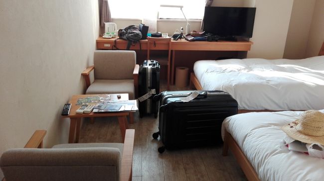 写真を撮る前に、こんなに散らかってしまいました。<br />まあ、スーツケースは、ベットの上で開くしかなかったです、部屋の広さから言うと....。