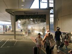 8/24 17:36　成田空港第3ターミナルへ向かう通路だ。ここ､第2ターミナルから右側の青い線の上を15分くらい歩くこととなる。

　第3ターミナルに着いたら，まず最初にJTBカウンターで受付。JTBの人によれば，今日の便だけでなく，昨日のジェットスター26便もやっぱり欠航だったらしい。そう・・・実は夕べ，こんな電話がかかって来たのです。

＜出発前夜＞　8月23日（火） 19時50分頃のこと。
　自宅の電話がリンリン鳴った。
「もしもし。ルックJTBです」
「（お気を付けていってらっしゃいの案内かな？さすが天下のJTBだ）これはこれは。ご苦労さまです」
「明日の出発便20:40発ジェットスター26便のことなのですが，欠航となりました」
「ほう，それは結構・・・ええっ欠航毛だらけですって！？」

　その説明によれば，26便は機材整備のため欠航となったため，代わりにゴールドコースト空港経由の代替便で6時間遅れのケアンズ到着を良しとするか，全額払い戻しにするかを選んでくださいと言うのである。
　ク〜。海外旅行保険にも入ったし，旅行本も買ったし，成田の民間駐車場も借りちゃったし，ETASも申請しちゃったし，現地でポケモンGoをやろうと思ってポケットWifiも借りちゃったし，既に100ドルも両換しちゃったし。それより何より，何ヶ月も前から仕事を調整して休んじゃったのだ・・・選択の余地はない。

「だっ代替便でお願いします。ウォ〜ンオロロ〜ン」

　てなワケで，これがこうなっちゃった。

[20:40]成田発（ジェットスター26便）−[05:05]ケアンズ着
　↓　↓　↓
[20:25]成田発（ジェットスター12便）−[06:15]ゴールドコースト着
[08:55]ゴールドコースト発（ジェットスター964便）−[11:20]ケアンズ着

　当初予定では，早朝到着後，午前中はエスプラネードを優雅に散策するつもりだった。それよりなにより，ホテルに着いた朝に楽しみにしていたJTB専用会場での”無料”朝食（パンとジュースだけですけど）が食べられないじゃないですか。ガガーリン！