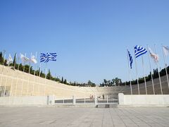 第1回近代オリンピックが行われた「パナティナイコ スタジアム」です。
2004年のアテネオリンピックでは、マラトンから42.195ｋｍを駆けて辿り着いた先の栄光のゴール地点がここで、日本女子マラソンの野田みずき選手が金メダルを獲得した場所ですが、既に12年も経っているのですね・・・。
