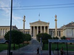 こちらも車窓から「ギリシャ国立図書館」です。古代ギリシャの建物を再現したような外観です。