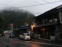 十津川村役場のあるところから南に進んだ十津川温泉の、民宿やまとやに宿泊しました。
近くにコンビニは無いので、酒屋の自販機で缶ビールを、すぐ隣のよろず屋でおつまみを買って一日の締めくくりの楽しみとします。