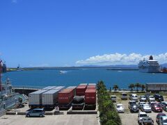 【本題】
さて、気を取り直して本題である。
今回の西表は諸々事情があって、最終日を石垣泊にしたことは冒頭に書いた。
6/23午後、石垣の離島ターミナル屋上から。
じりじりと焼けつくような陽射し。
頻繁に出入りを繰り返す船、右手には、おそらく大陸から大量の旅客を運んできたと思われる大型客船。