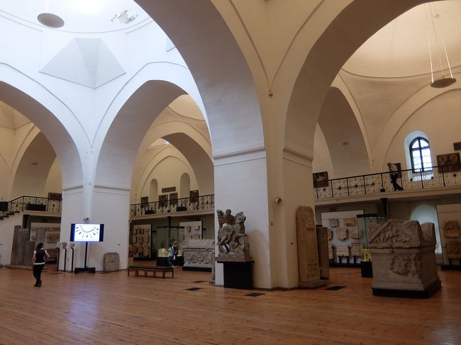 中は発掘品などが悠々と並べられています。