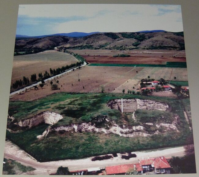 ブルガリア中央西寄りのスリヴェン地方のカラノヴォ・テル（丘）の展示スペースがありました。