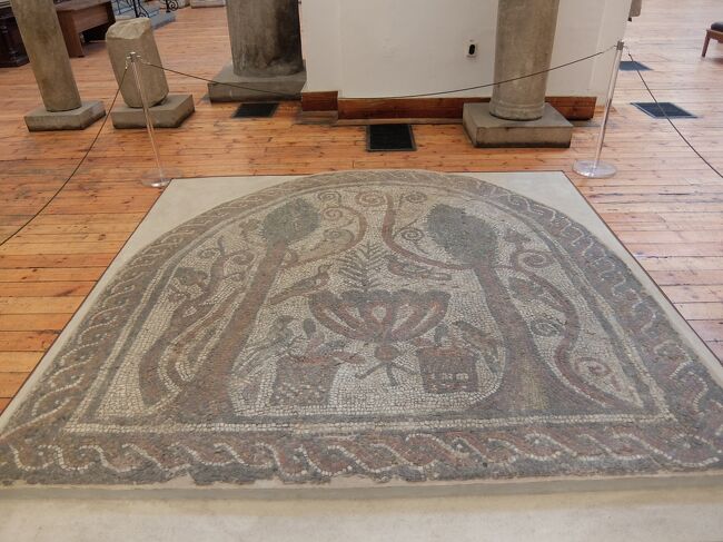 1階にあったこちらはソフィアにあるその名も聖ソフィア教会のモザイク。<br />エデンの庭を描いたものだそうです。<br /><br />この教会は地下遺構がありそこにもモザイクがありました。<br />後で立ち寄ります。