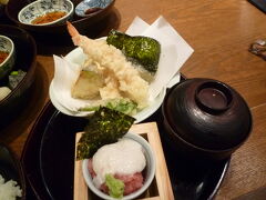 百膳

食事は百膳で天ぷら定食を注文。二人で2760円。 