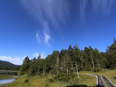 尾瀬沼西岸の沼尻に向かう。　空には秋の雲だ出てきました。