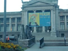 バンクーバー美術館ではピカソ展を開催していました。街中に宣伝のフラッグがたってました。これを見るのもいいかもね〜