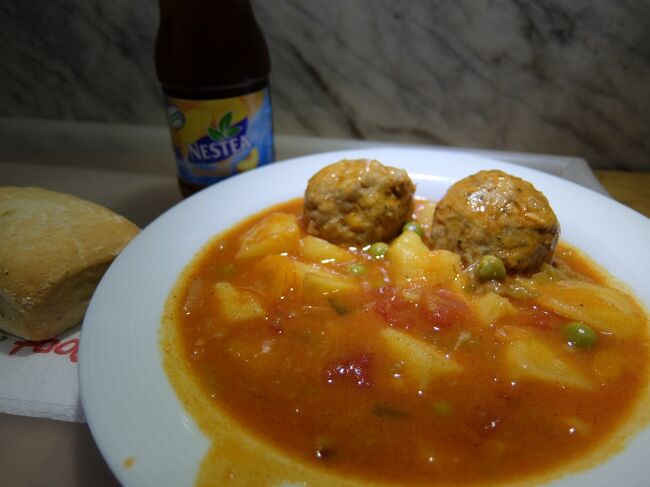 この店はいわゆるファストフードで、ガラスケース越しに指差して注文できます。<br /><br />ちょっと暗い写真になってしまいましたがキョフテにしました。<br /><br />肉団子にはハーブが入っていておいしい！<br />スープはトマトベース。ややぬるいけど、仕方ないかな？<br /><br />ごちそうさまー。<br /><br /><br />ランチ＠トロップス・フーズ<br />キョフテ　BGN 4.38<br />ネスティー　BGN 1.65