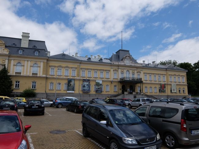 13:38<br /><br />旧共産党本部の裏にあるこの黄色の建物。<br />ナショナル・アート・ギャラリーと国立民俗博物館が入っています。<br /><br />この日はお休みだったので、別日に再訪問しました。<br /><br /><br />ナショナル・アート・ギャラリー　入場料　BGN 6<br />国立民俗博物館　入場料　BGN 5