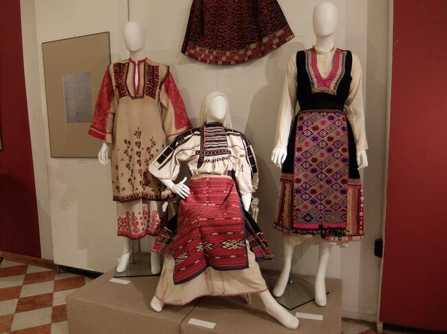 併設されている国立民俗博物館は日本ブルガリア協会の寄付によるサポートを受けているそうです。<br /><br />民族衣装や布地、ベルトなど、よくある展示が多くありました。