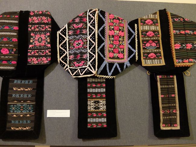 ブルガリアっぽい！<br />こういうのを身に着けてバラを摘んでいるイメージがあります。