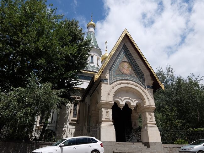 13:46<br /><br />博物館の並びにある聖ニコライ・ロシア教会。<br />ロシアからの移民の心の拠り所として建てられたものだとか。<br />ロシア正教の教会でブルガリア正教とは違うそうですが、目立って違うような感じはありません。。<br /><br />ここは内部撮影禁止。<br />とても小さく、しかも改装工事中でした。。<br /><br /><br />奇跡者聖ニコライ・ロシア教会<br />見学自由