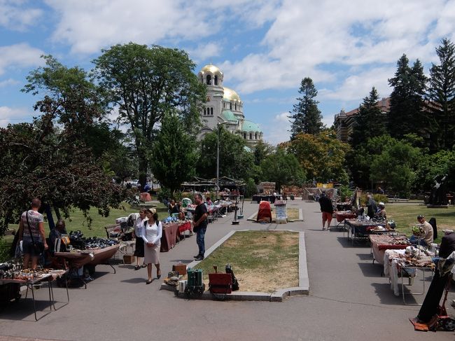 ここには小さいですが青空市場がありました。<br />フリマみたいな感じでしたが。。