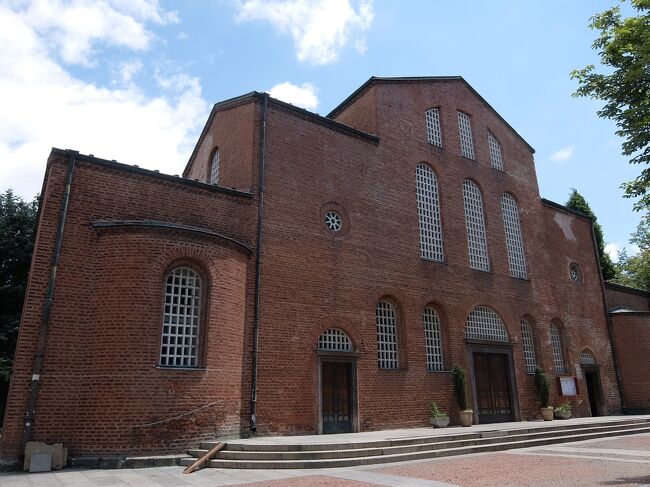 13:59<br /><br />すぐそばにある聖ソフィア教会へ。<br />もともと6世紀に建設され、モスクなどに転用された後、20世紀に復元されたそうです。<br /><br /><br />聖ソフィア教会<br />見学自由