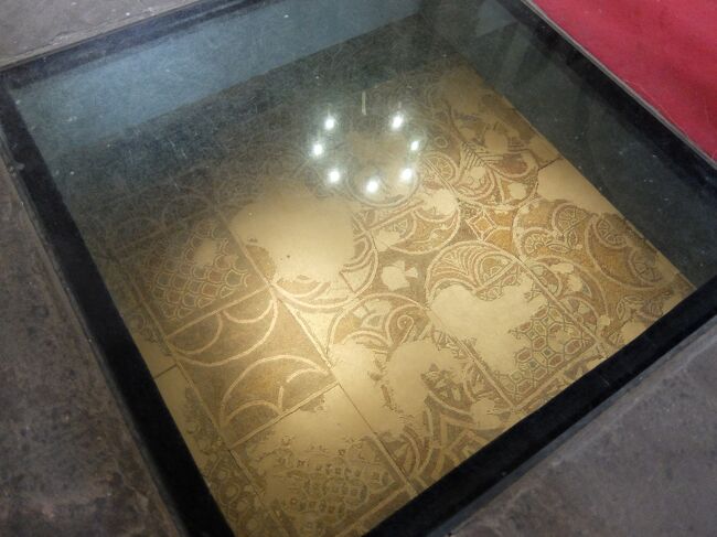 床を見ると一部ガラスになっていて下が見えるようになっていました。<br /><br />・・・モザイク？