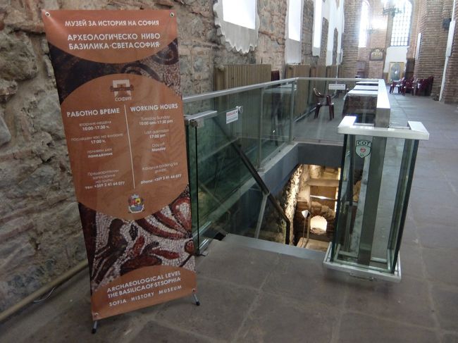 実は地下遺構があり、入ることができます。<br />ここも月曜休館だったので、別日に再訪問しました。<br /><br /><br />聖ソフィア教会地下博物館<br />入場料　BGN 6<br />カメラ撮影代　BGN 15