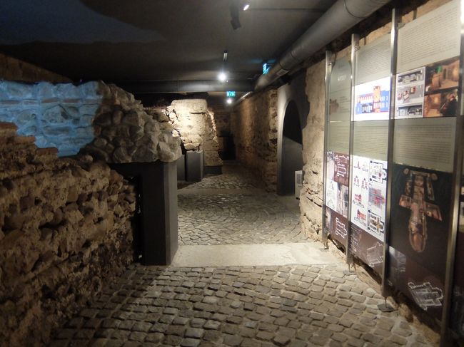 これが思ったより大きい！<br />迷路を歩いているような気分になります。