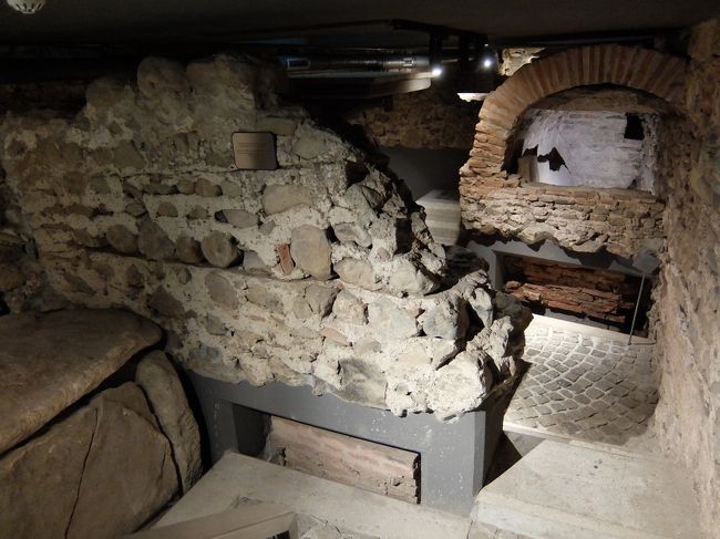 5世紀前半の教会のナルテックス（前室）の壁。<br />一応まだ残っているんですね。