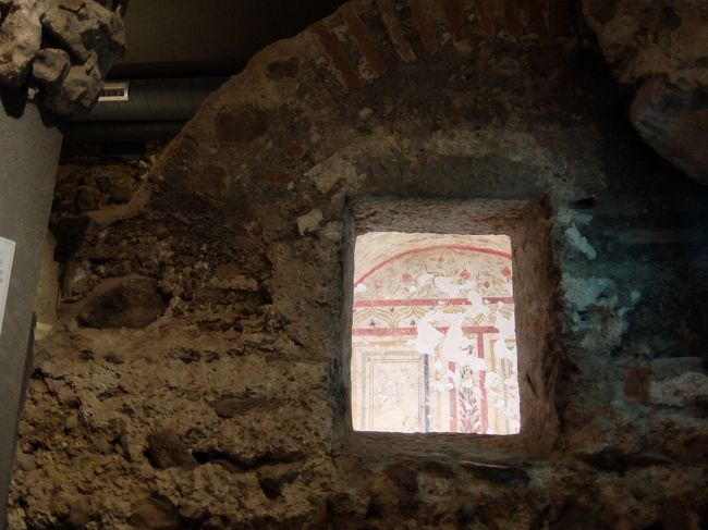 こちらの石棺は覗き窓があるので中を見てみると→