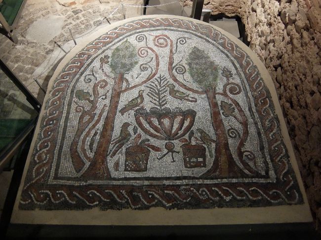 どこかで見たモザイク・・・<br />考古学博物館で見ましたね。<br /><br />4～6世紀の教会のモザイクだそうです。