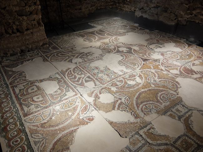 奥にもモザイクが残っていました。