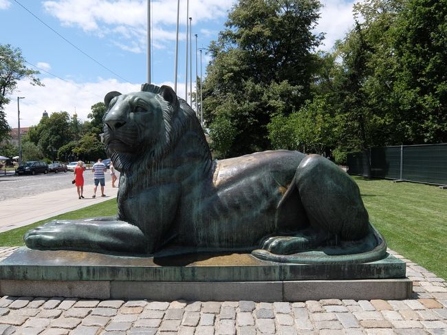 教会の裏にはなぜかライオン像。<br />ライオンは国旗にも描かれるように国の象徴的な動物なんだとか。