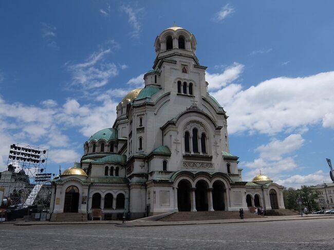 14:12<br /><br />一筆書き観光最後の目的地はアレクサンダル・ネフスキー寺院。<br />すでに出で立ちが他の教会とは一線を画しています。<br /><br />露土戦争で犠牲になったロシア人兵士を追悼するために建設されたそうです。<br /><br /><br />アレクサンダル・ネフスキー寺院<br />見学自由<br />カメラ撮影代　BGN 10