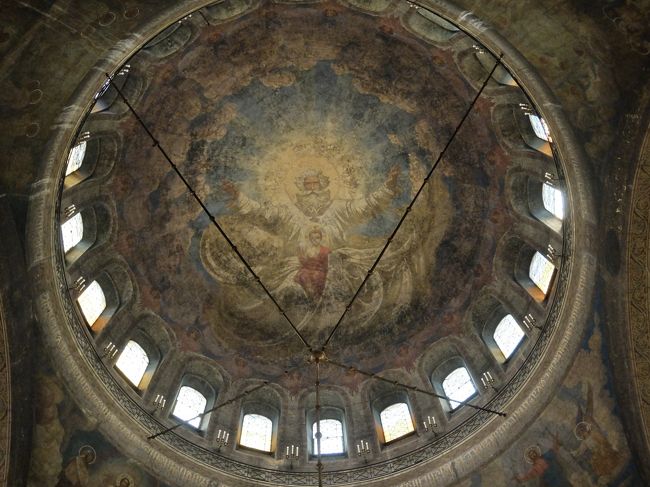 ドーム天井にはやけに神々しいイラストが描かれていました。