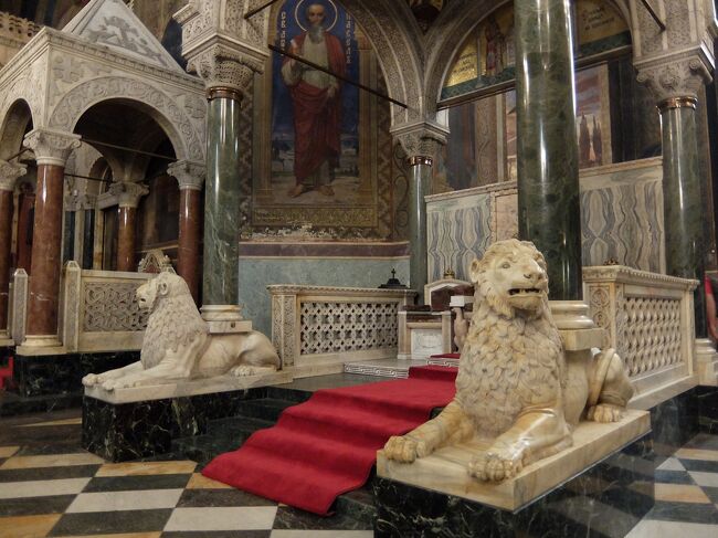 ロシア向けイコノスタシスの前にはブルガリアの象徴ライオンが、三越よろしく2頭並んでいました。