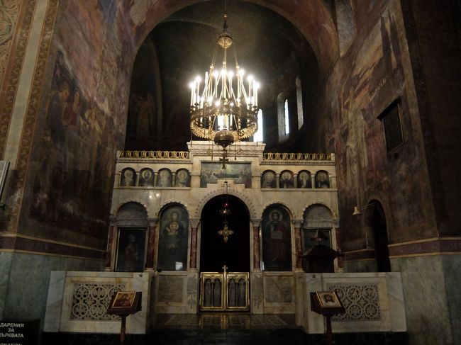 向かって右のイコノスタシス。<br />ブルガリアに捧げられたものだそう。<br />これも十分大きい。。