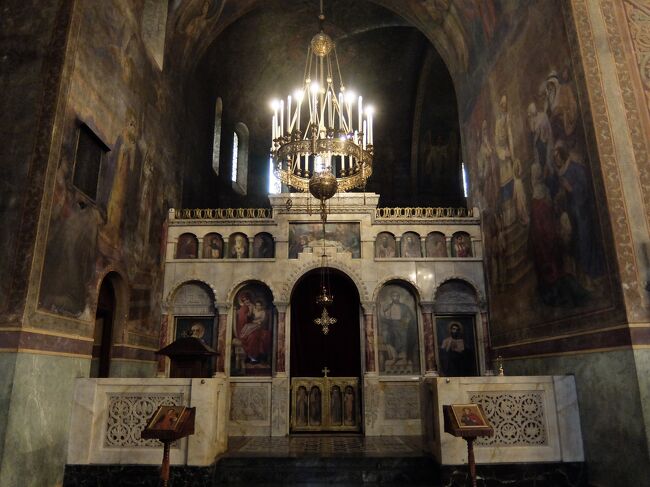 向かって左のイコノスタシス。<br />その他スラヴ諸国に捧げられたものとのことですが、ざっくりしてて詳細はよくわかりません。。